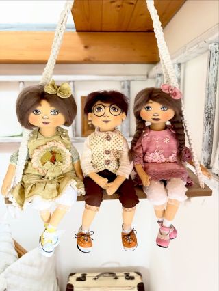 Přátelé z ateliéru snů 🥰 Trojice mých autorských panenek, které nesou příběh klidu, laskavosti a dětské fantazie. Každá...