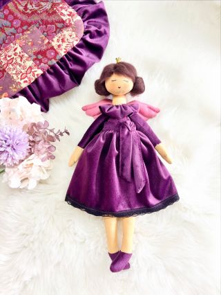 Andělská princezna 👑🪽 Ušitá z noblesního sametu, který dodává každému kousku nádech luxusu a výjimečnosti. ✨ #panenka...