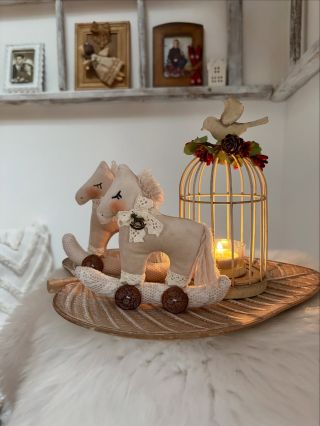 Houpací koník je pro mě jeden ze symbolů Vánoc.🎄 Taky mi připomíná doby dávno minulé, kdy se nespěchalo, vše šlo tak nějak...