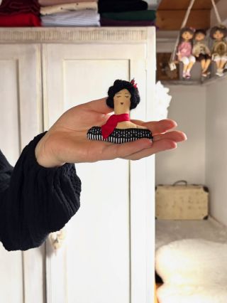 Malá panenka, která tě může doprovázet každý den. 🫠 Ručně šitá brož s osobností, detailem a kouskem duše. Na sako, šaty...