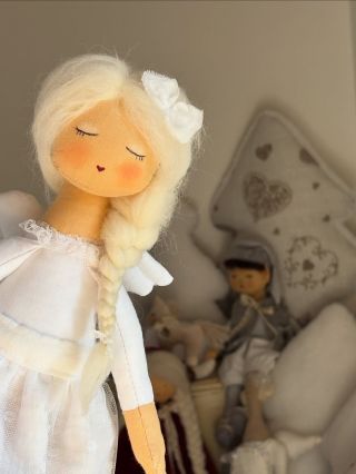 To takhle ráno ráno přijdeš do ateliéru a tahle andělská krása na tebe kouká. 🥰 🪡 Na vánoční trhy chystám tradiční bílé...