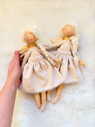 Andělky, které připomínají, že štěstí se skrývá v maličkostech. 🤍 Ušila jsem je z krémového sametu. 😍 Když jsem tuto látku...