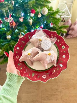 Tyto roztomilá prasátka pro štěstí přivezu na Staročeský adventní trh do Tábora. 🎄😍 Už tento víkend na Žižkově náměstí, v...